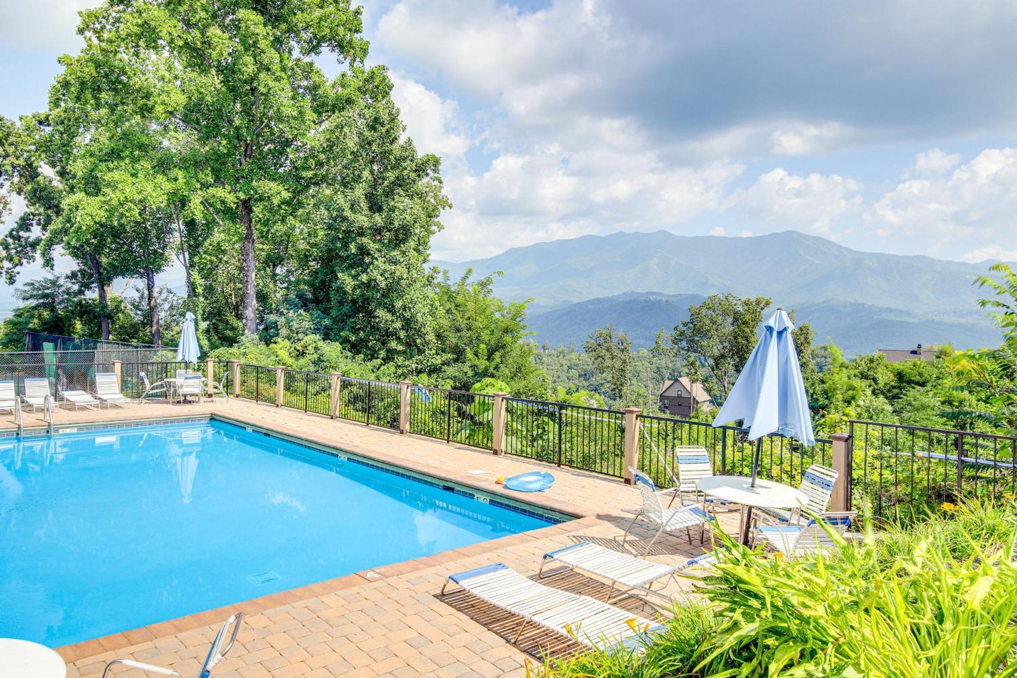 Gatlinburg Vacation Rental Balcony With Hot Tub! Exterior photo